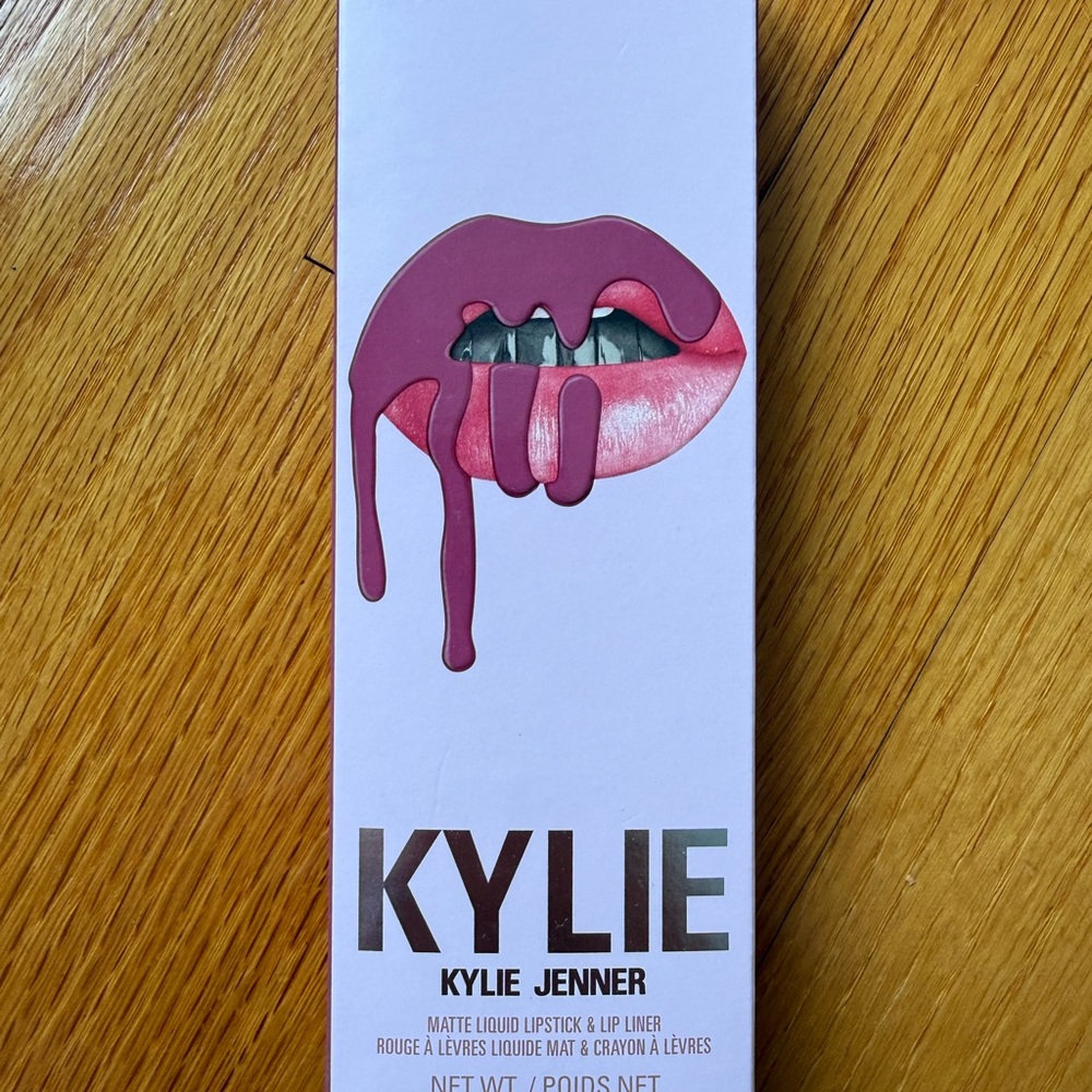 Kylie Matte Lip Kit - NWT - Snow Way Bae (302) - Picture 5 of 7